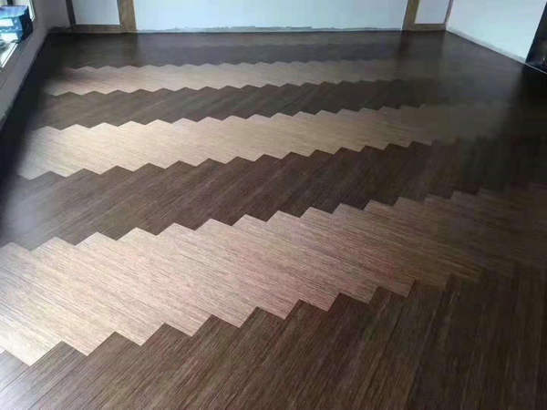 總覺得家里地板鋪設(shè)的沒新意？干脆換成魚骨拼，自帶“大氣”