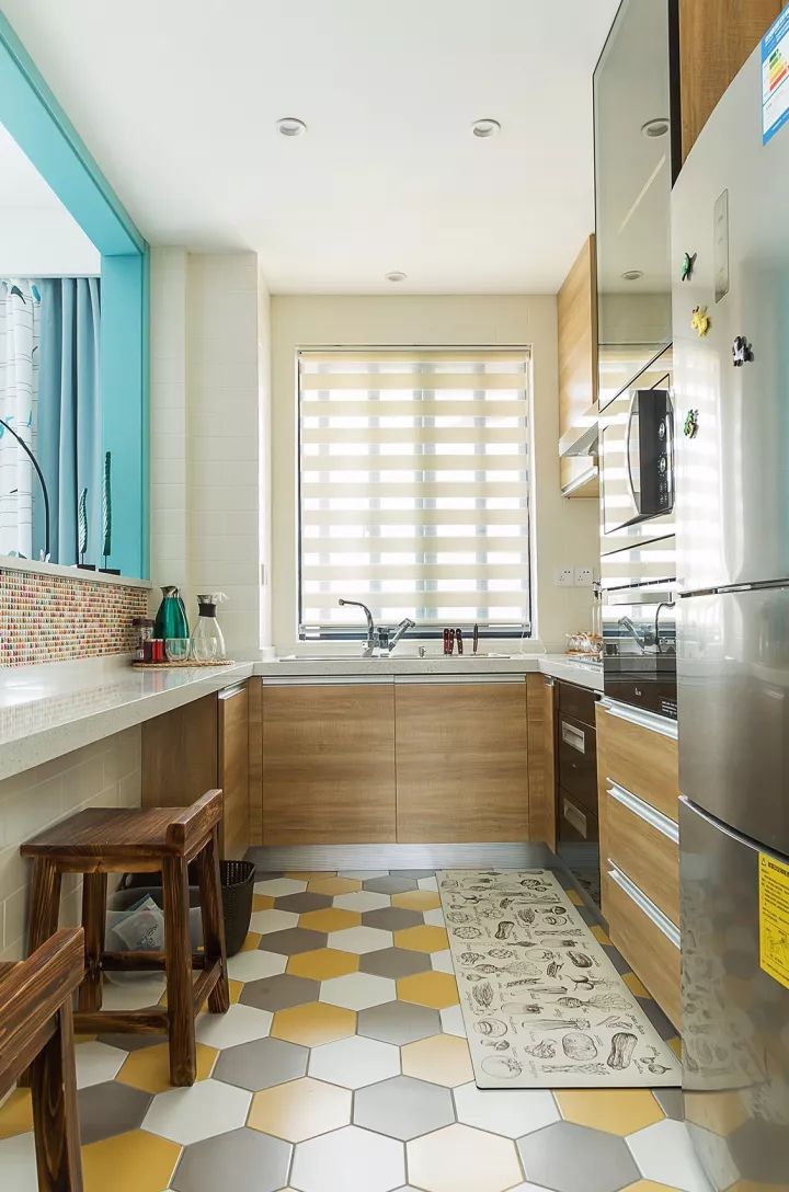 廚房吊軌門(mén)效果視頻_紅磚裝修廚房櫥柜效果圖片大全_廚房門(mén)裝修效果圖