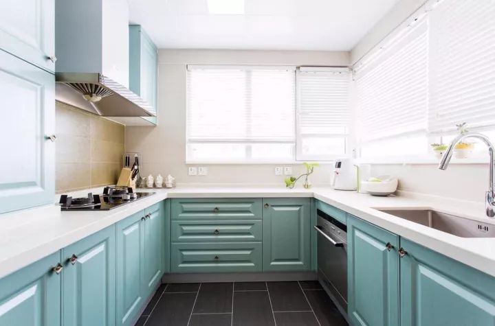 紅磚裝修廚房櫥柜效果圖片大全_廚房門(mén)裝修效果圖_廚房吊軌門(mén)效果視頻