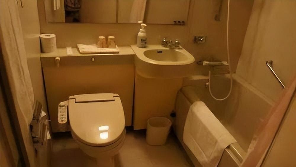 頭一次見(jiàn)日本衛(wèi)生間這樣設(shè)計(jì)，浴缸、馬桶還有洗手池連在一起設(shè)計(jì)