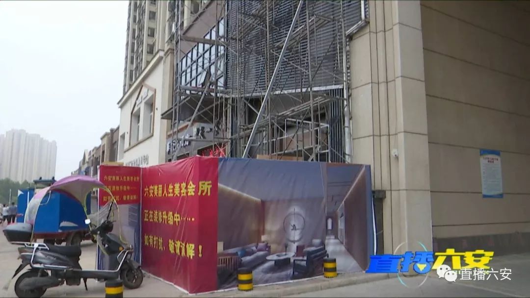 店鋪裝修小區(qū)大門變“陰陽臉”，效果圖也“變臉”，店主卻稱審批過！