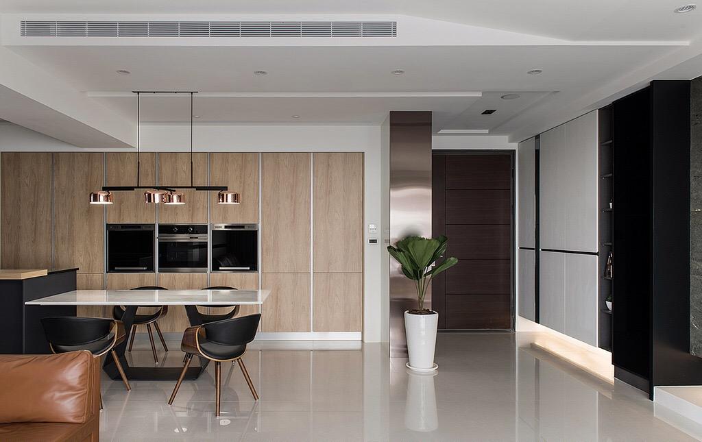 現(xiàn)代簡約風(fēng)裝修，客廳光線明亮，衣帽間設(shè)計很特別，看一眼就喜歡