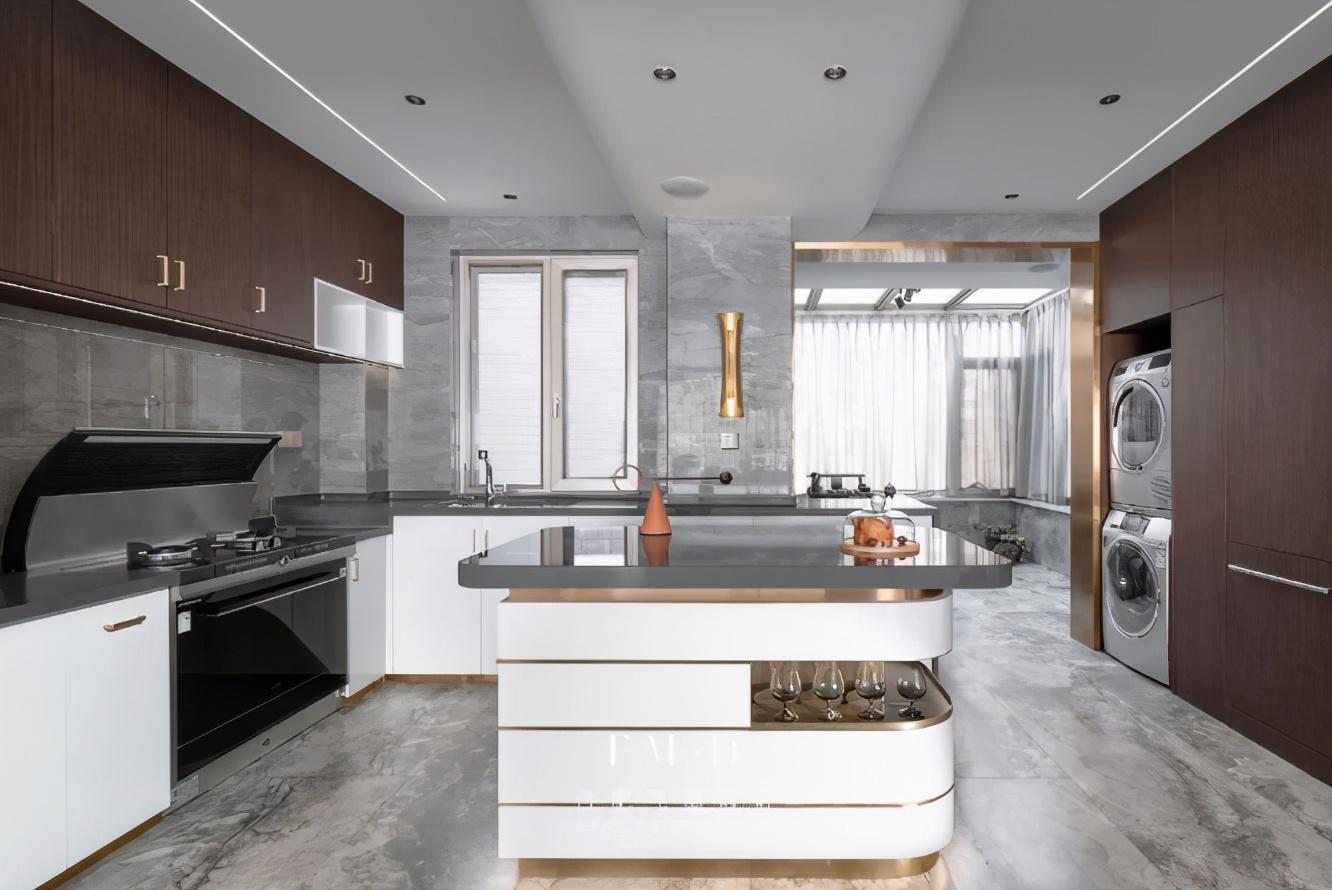 廚房帶有陽臺別浪費(fèi)了，并入空間可大一倍，做洗衣間更方便美觀