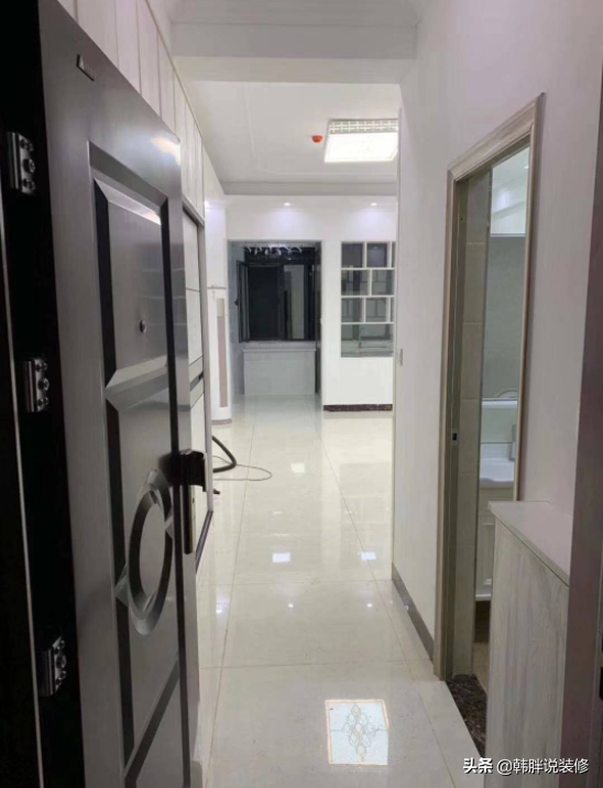 30㎡緊湊小蝸居，把一半陽(yáng)臺(tái)改造成廚房，再也不用擔(dān)心油煙到處飛