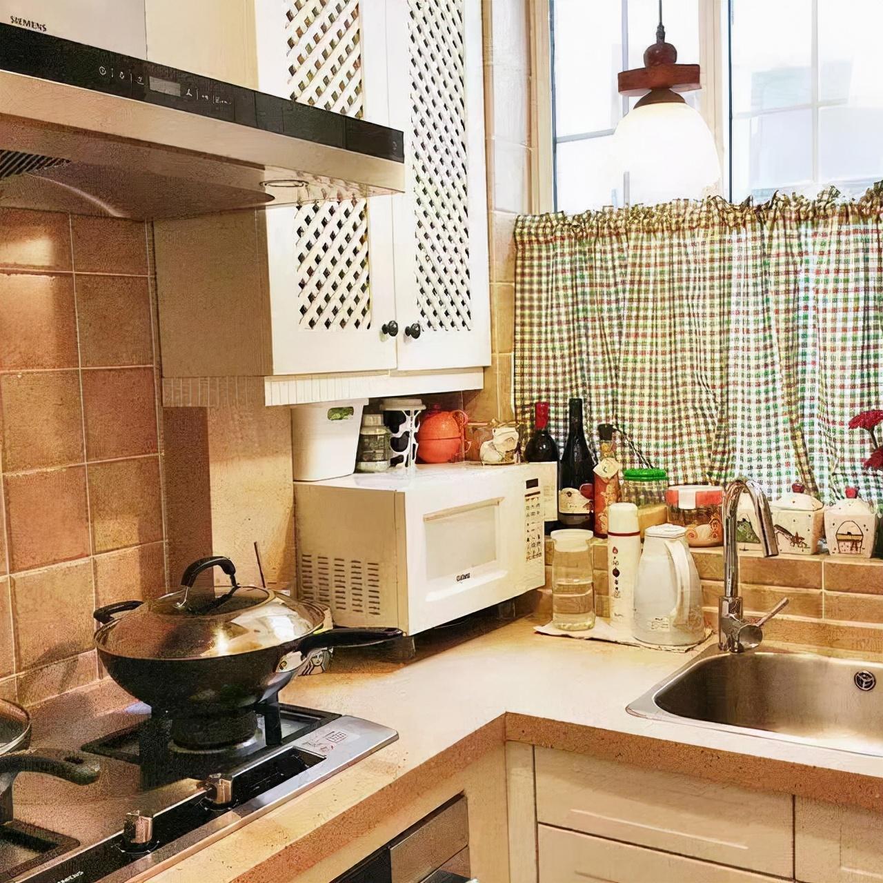 老實話說，廚房吊柜底部往下加35cm，雙倍收納，從此做飯用得舒服