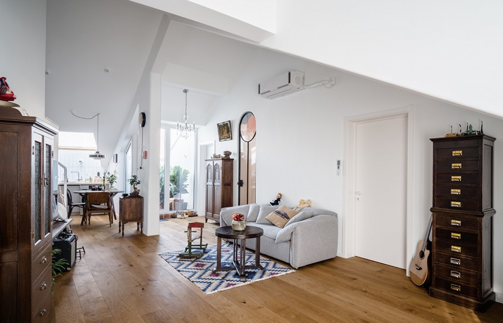 木地板裝修效果圖頂樓不規(guī)則“爛戶型”，改造后房北歐極簡設計圖片賞析