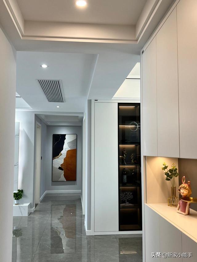 新房裝修完工，全屋定制柜子很喜歡，懸空電視墻顯得很大氣