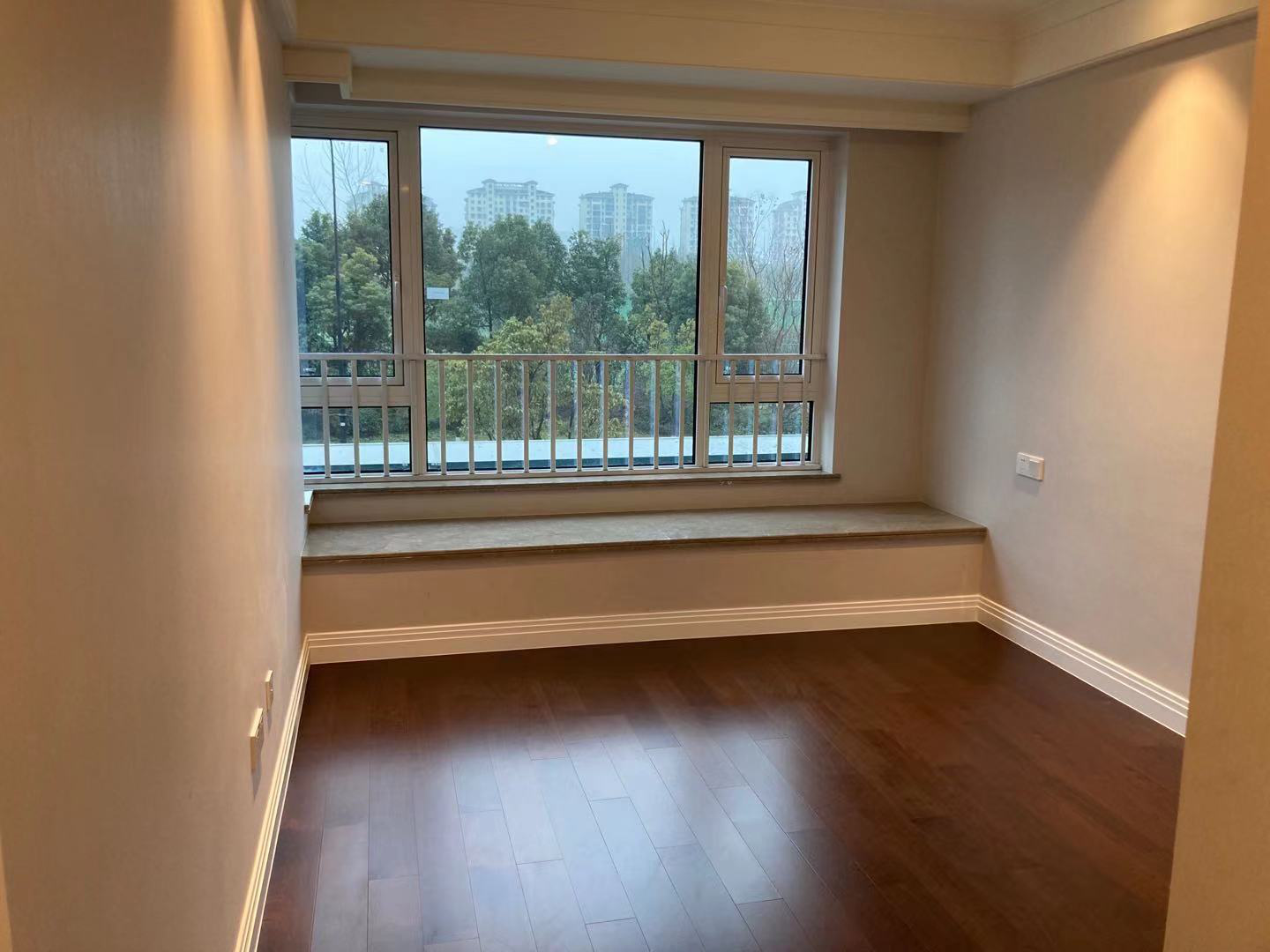 男子買200多萬精裝修房子被做成樣板房，開發(fā)商：送兩年物業(yè)費(fèi)