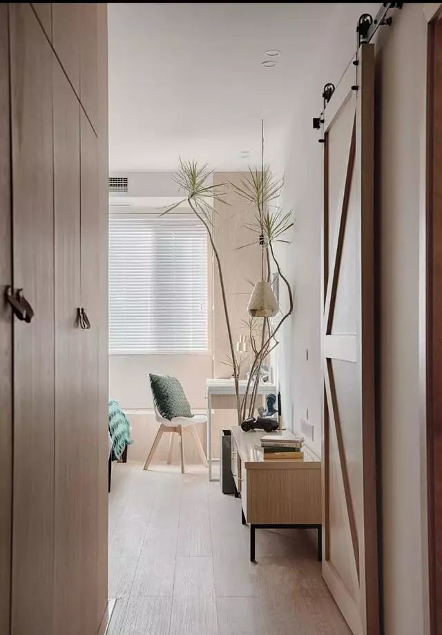 35平的小戶型公寓，客臥廚衛(wèi)都有，還塞下了一堆衣服