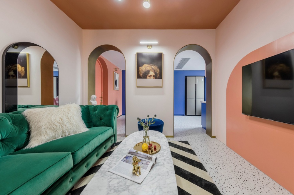 客廳沙發(fā)裝修效果圖老破小變身時(shí)髦公寓，最「好色」潮流混搭客廳設(shè)計(jì)圖片賞析